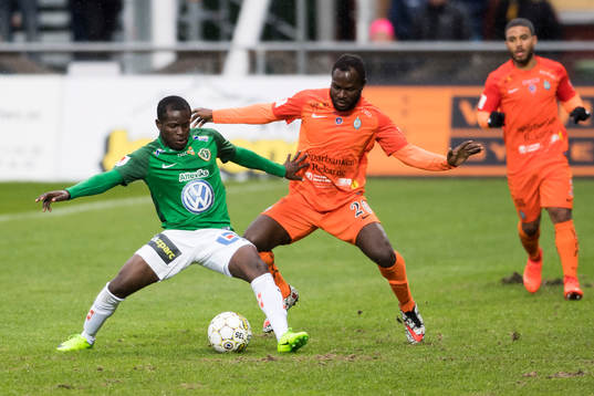 Jönköpings Eric Ayuk och AFC Eskilstunas Emmanuel Frimpong