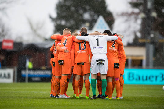 AFC Eskilstunas spelare innan avspark i fotbollsmatchen i