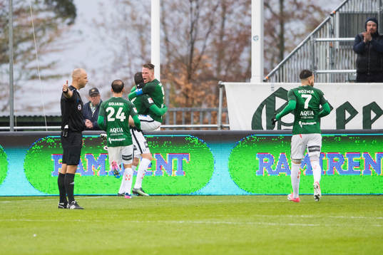 Jönköpings Daryl Smylie har gjort 1-0 och kramas om av