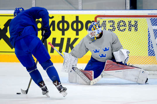 Carl Söderberg och målvakt Viktor Fasth på Sveriges