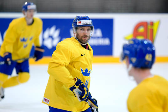 Joel Lundqvist på Sveriges ishockeylandslags träning
