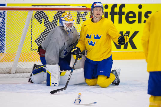 Målvakten Eddie Läck och William Karlsson på Sveriges