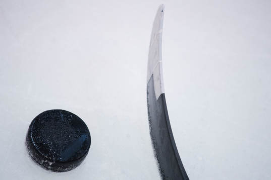 Puck och blad för hockeyklubba på Sveriges