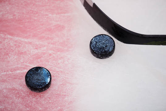Puckar och blad för hockeyklubba på Sveriges