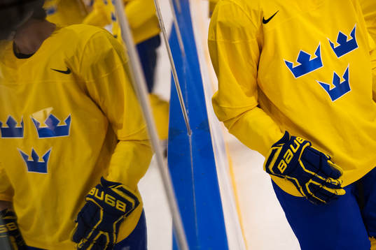 Symbolen Tre Kronor reflekteras på Sveriges