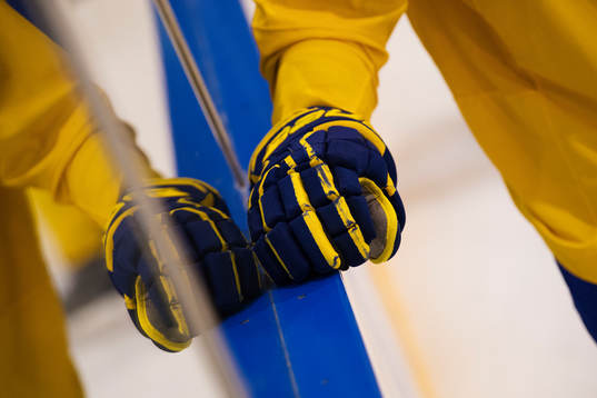 En ishockeyhandske reflekteras på Sveriges