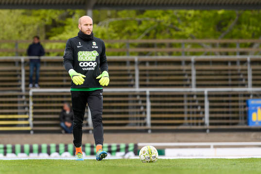 Varbergs målvakt Peter Dahlberg före fotbollsmatchen i