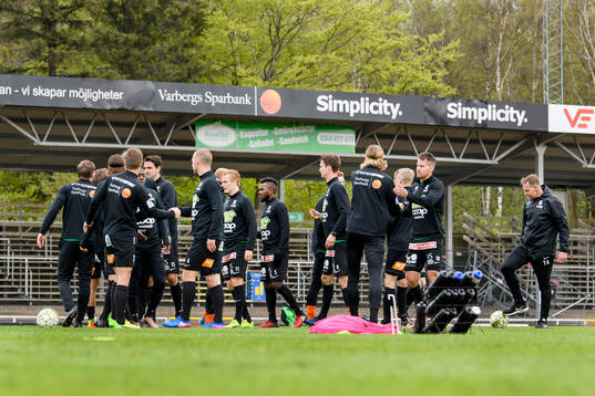 Varbergs spelare värmer upp före fotbollsmatchen i