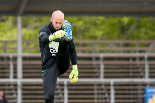 Varbergs målvakt Peter Dahlberg före fotbollsmatchen i