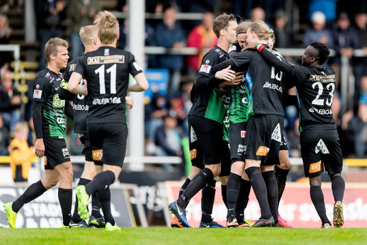Varbergs Anton Liljenbäck har gjort 2-0 och jublar med