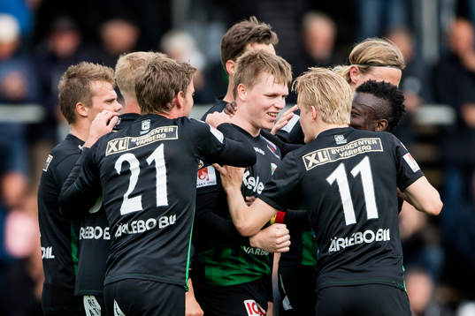 Varbergs Anton Liljenbäck (i mitten) har gjort 2-0 och
