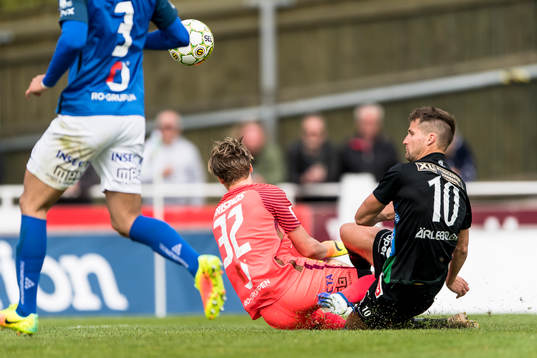 Norrbys målvakt Robin Holmer och Varbergs Gabriel