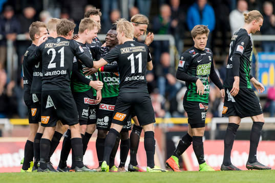 Varbergs Anton Liljenbäck (h) jublar och blir gratulerad