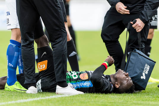 Varbergs Thomas Boakye grinar illa
