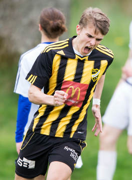 IFK Hässleholms Elliott Nilsson har gjort mål och jublar