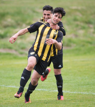 IFK Hässleholms Cavani och grattas i matchen för juniorer