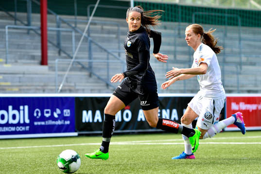Göteborgs Beata Kollmats jagas av Rosengårds Lotta Schelin