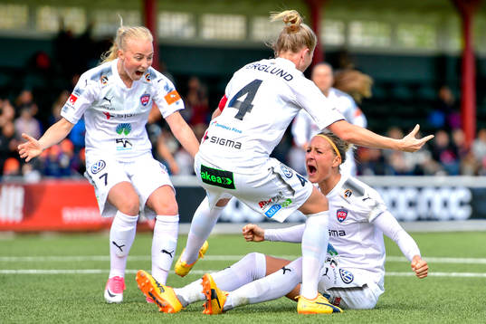 Rosengårds Sanne Troelsgaard Nielsen jublar med lagkamrater