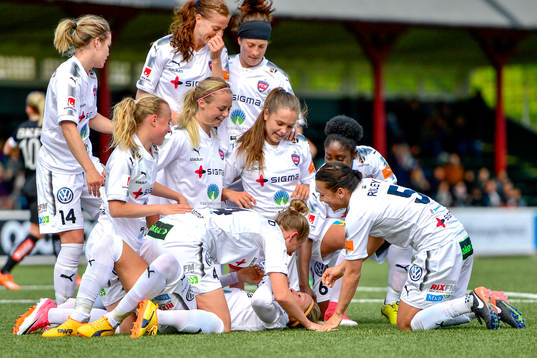 Rosengårds Sanne Troelsgaard Nielsen jublar med lagkamrater