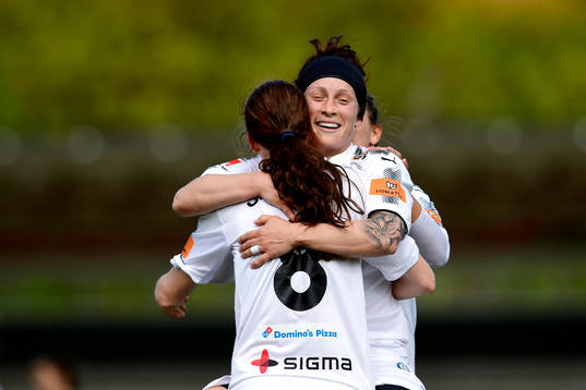 Rosengårds Ella Masar McLeod och Lotta Schelin jublar