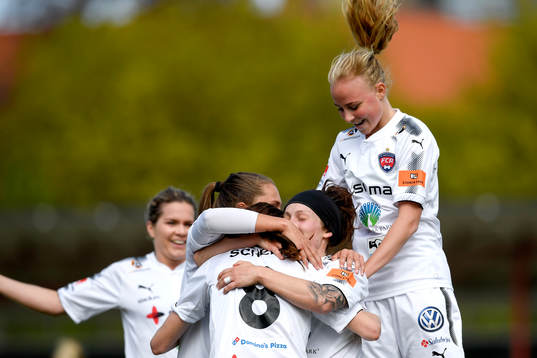 Rosengårds Lotta Schelin jublar med lagkamrater