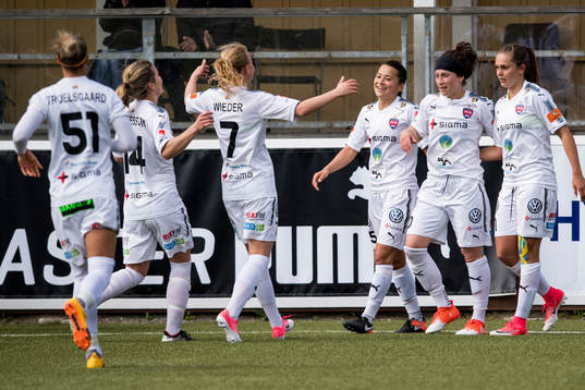 Rosengårds Ella Masar McLeod kramas om av lagkamraterna