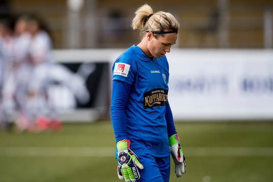 Göteborgs målvakt Jennifer Falk deppar