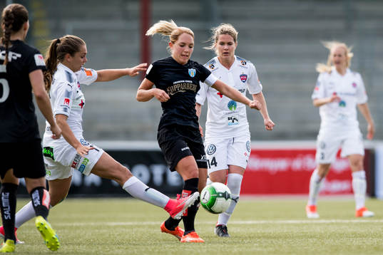 Göteborgs Elin Rubensson jagas av Rosengårds Lieke