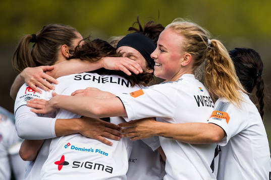 Rosengårds Lotta Schelin kramas om