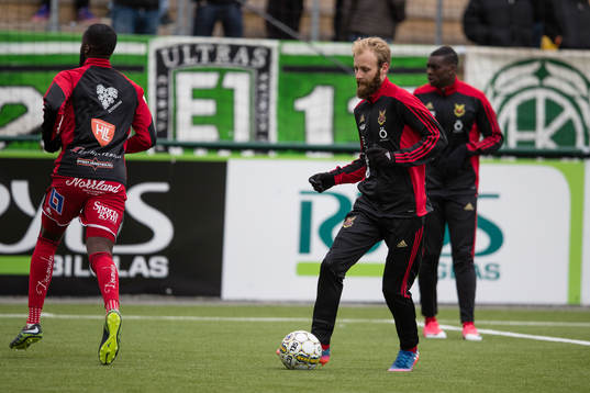 Östersunds Curtis Edwards värmer upp