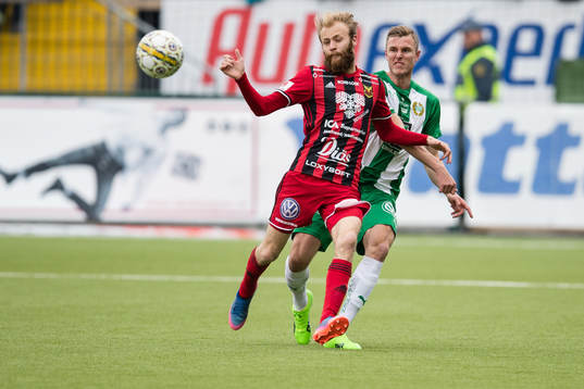 Östersunds Curtis Edwards mot Hammarbys Richard Magyar