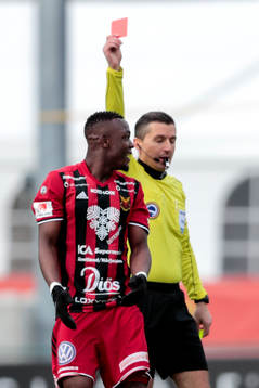 Östersunds Salisu Abdullahi Gero får rött kort av domare