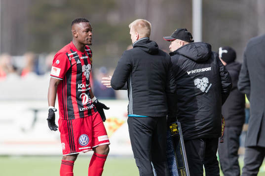 Östersunds Alhaji Gero pratar med fjärdedomare Henrik