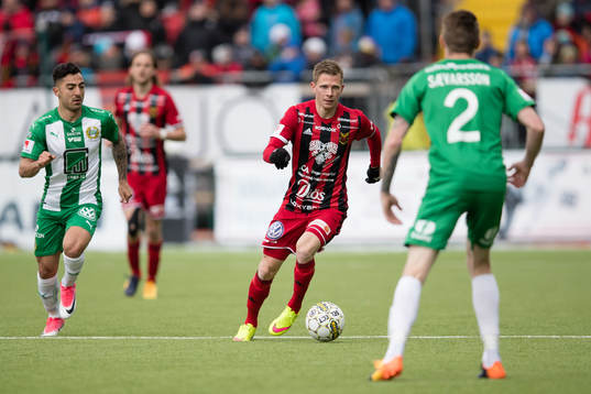 Östersunds Johan Bertilsson mot Hammarbys Jiloan Hamad och