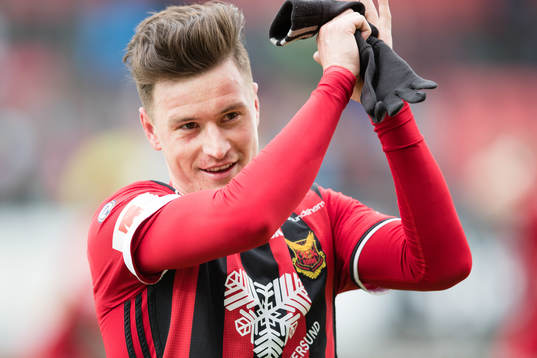Östersunds Jamie Hopcutt tackar publiken