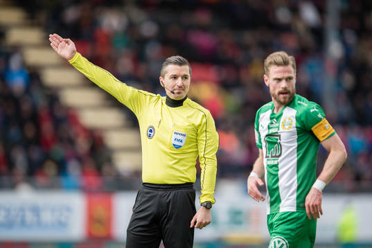 Domare Bojan Pandzic och Hammarbys Arnór Smárason