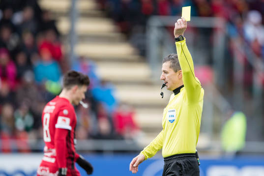 Domare Bojan Pandzic ger gult kort till Östersunds Alhaji