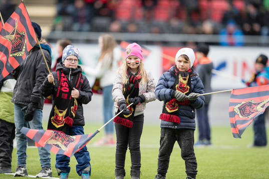 unga Östersunds supportrar innan fotbollsmatchen i