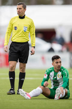 Domare Bojan Pandzic står bredvid sittandes Hammarbys