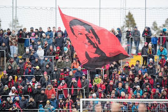 Östersunds supportrarna viftar på en flagga