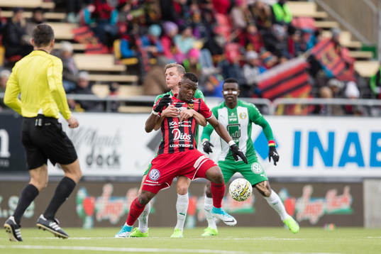 Östersunds Alhaji Gero blir fasthållen av Hammarbys