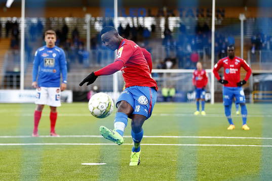 Helsingborgs Oke Akpoveta gör mål 0-1 på straff