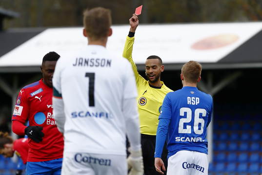 Domare ger Åtvidabergs Jonathan Asp rött kort