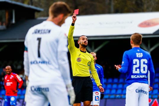 Åtvidabergs Jonathan Asp får rött kort av domaren