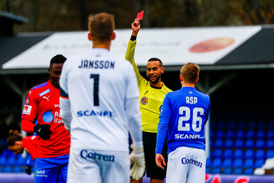 Åtvidabergs Jonathan Asp får rött kort av domaren