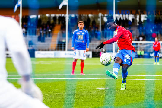 Helsingborgs Oke Akpoveta gör mål på straff