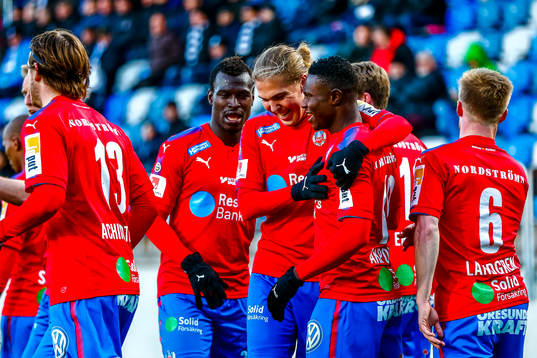 Helsingborgs Oke Akpoveta jublar med lagkamraterna