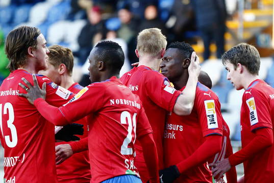 Helsingborgs Oke Akpoveta blir omkramad