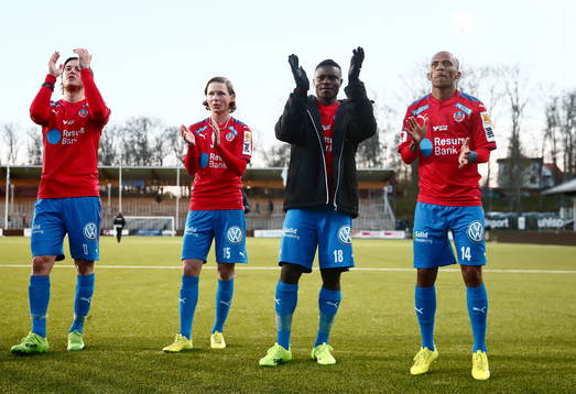Helsingborgs Oke Akpoveta (andra från höger) jublar med