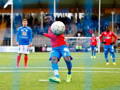 Helsingborgs Oke Akpoveta gör mål 0-1 på straff